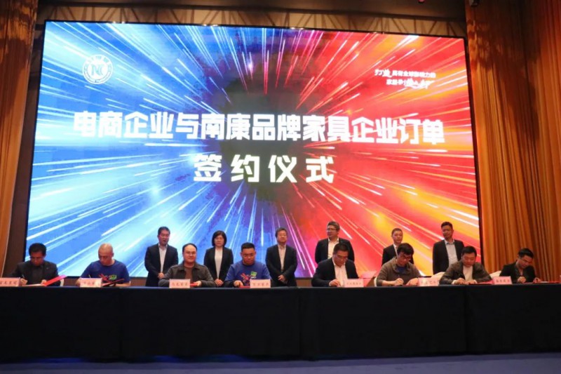和諧家園與江西盛岳實業有限公司、優梵藝術與團團圓家具、百方家具與馬龍家具、中派家具與富龍皇冠家具上臺簽約。