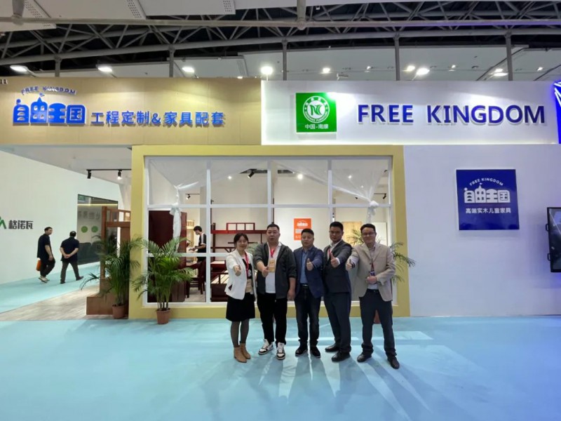 南康區(qū)家具協(xié)會秘書長楊劍、辦公酒店工程專委會主任鄒錦斕一同觀展