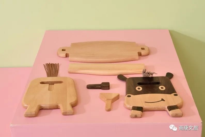 銅獎(jiǎng)作品&ldquo;十二生肖凳系列&rdquo;3