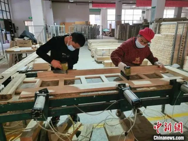 工人正在制作兒童床護欄。