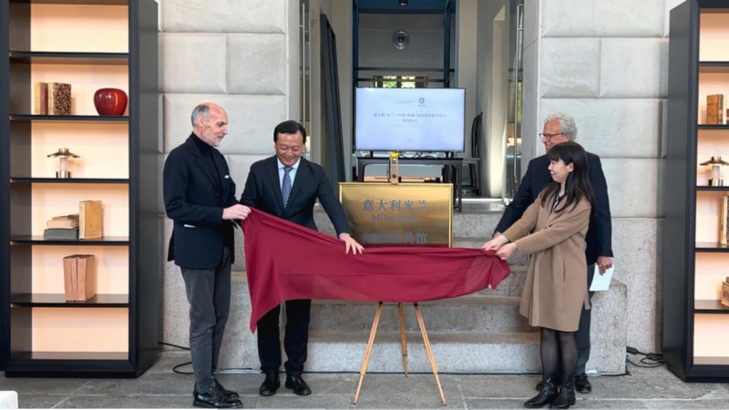 區委副書記、區長李贛興親自領航