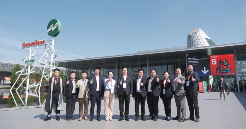 由區委副書記、區長李贛興帶隊