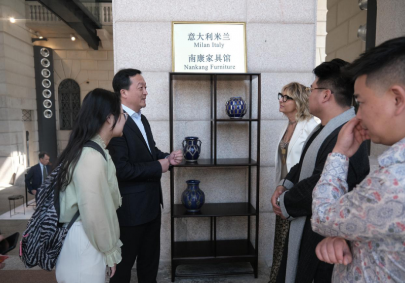 李贛興區長向客人介紹有關情況