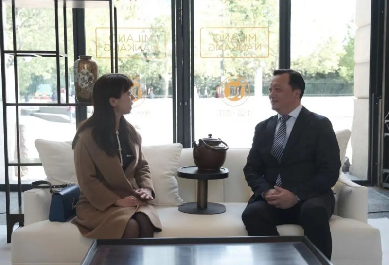 中國駐米蘭總領館領事李鴻昳與李贛興區長親切交流