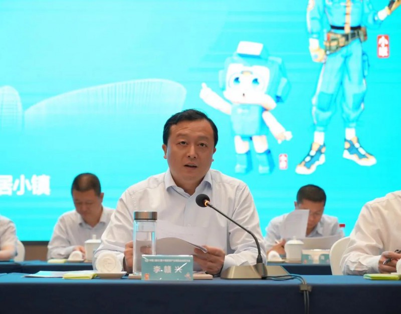 區委副書記、區長李贛興主持會議