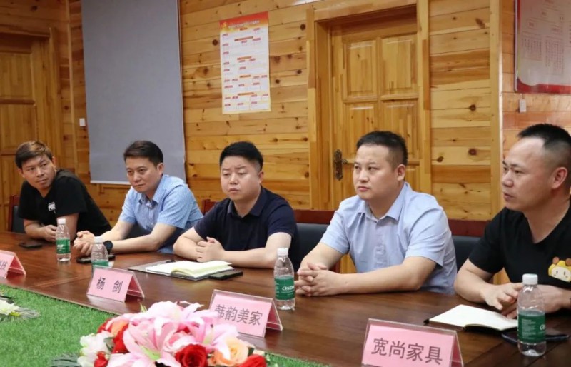 會上，與會的南康品牌企業代表展開了激烈的討論