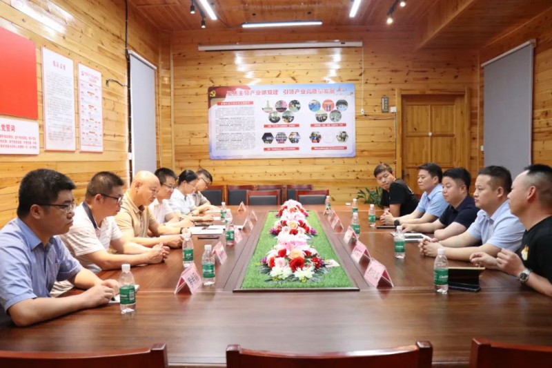 區政協調研組在協會調研南康家具品牌建設