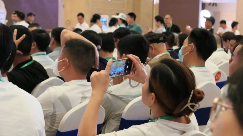 希望南康家具能以此次家博會為新的起點，再啟新征程、再創新佳績、再奪新勝利