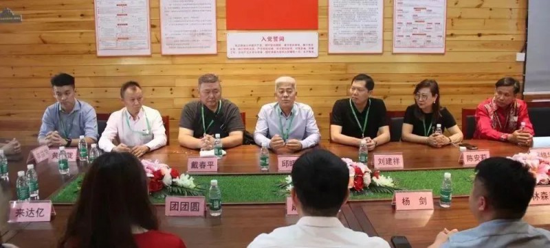 代表團在南康區(qū)家具協(xié)會二樓會議室召開了座談交流會1