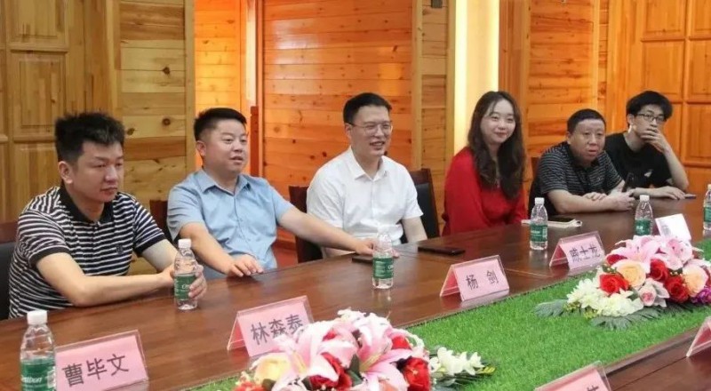 代表團在南康區(qū)家具協(xié)會二樓會議室召開了座談交流會2