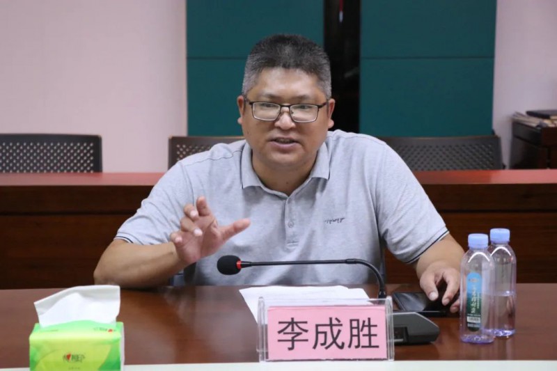 區委常委、常務副區長李成勝