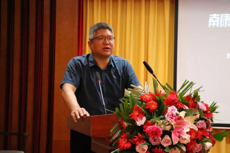 區委常委、常務副區長李成勝