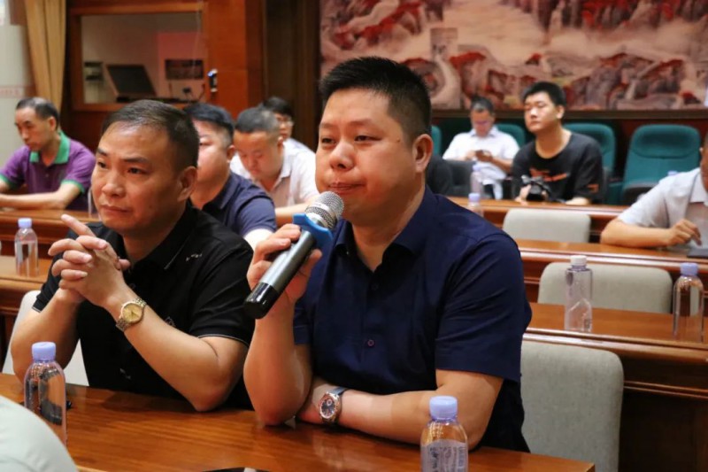 企業就水性漆新技術光澤度體現調配、通透性、漆面硬度與傳統油性漆差別、指標等方面進行了提問