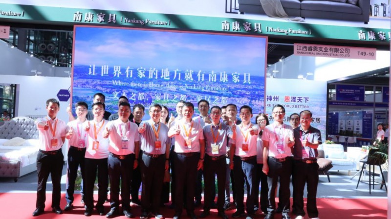 期間，深圳跨境電商展主辦單位深圳市跨境電商協會會長王馨帶隊前來南康展區參觀指導