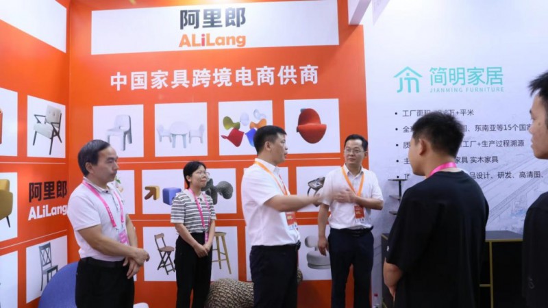 期間，深圳跨境電商展主辦單位深圳市跨境電商協會會長王馨帶隊前來南康展區參觀指導2