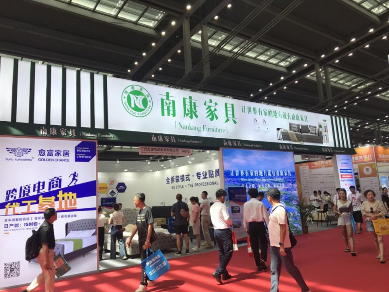 展區內陳列著琳瑯滿目的家具產品