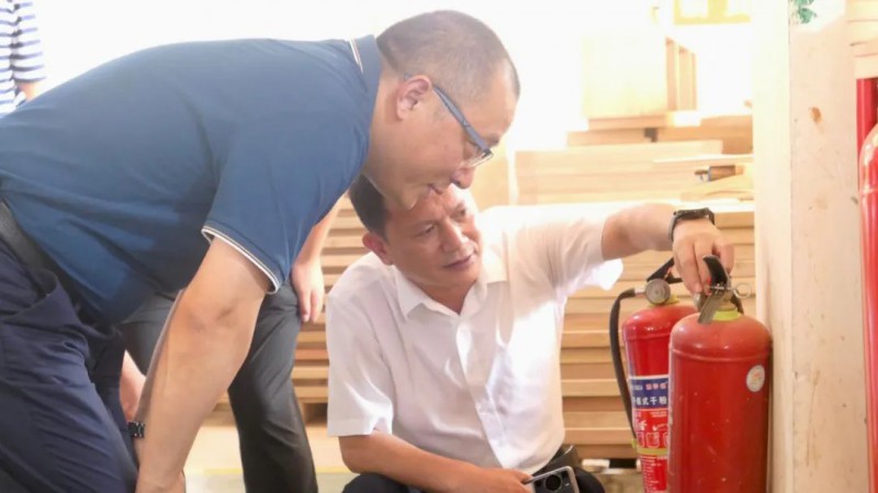 省委黨校應急管理研究中心調研組一行到南康區實地走訪調研家具企業安全生產現狀工作3