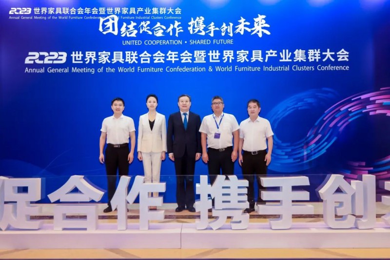 現場，區委常委、常務副區長李成勝與世界家具聯合會主席、中國家具協會理事?徐祥楠深入交流