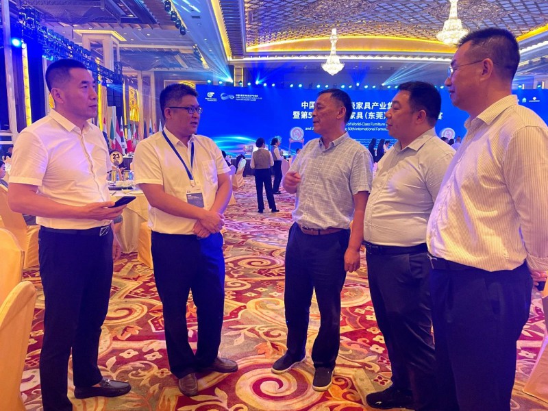 現場，區委常委、常務副區長李成勝與世界家具聯合會主席、中國家具協會理事?徐祥楠深入交流2