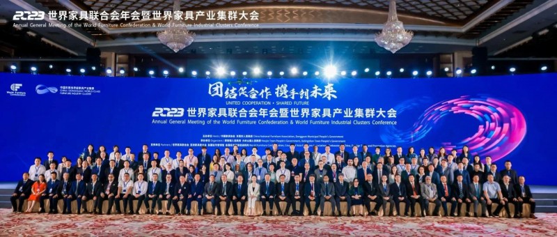 現場，區委常委、常務副區長李成勝與世界家具聯合會主席、中國家具協會理事?徐祥楠深入交流3