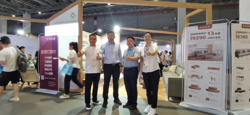 區家具協會常務副會長鄧旺強、秘書長楊劍赴上海觀展考察