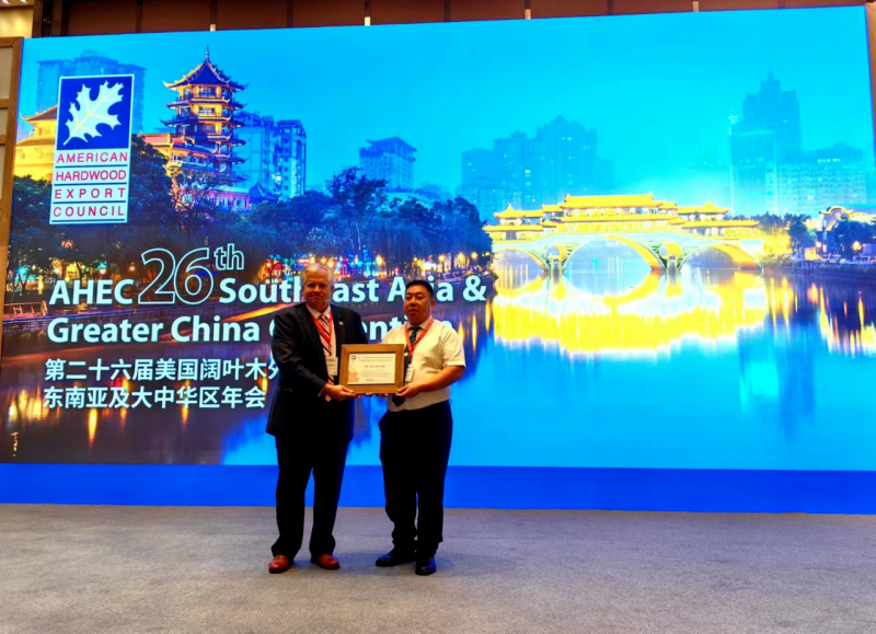 美國闊葉木外銷委員會(AHEC)為江西省家具協會執行會長、南康區家具協會永遠名譽會長顧建廈頒發榮譽證書