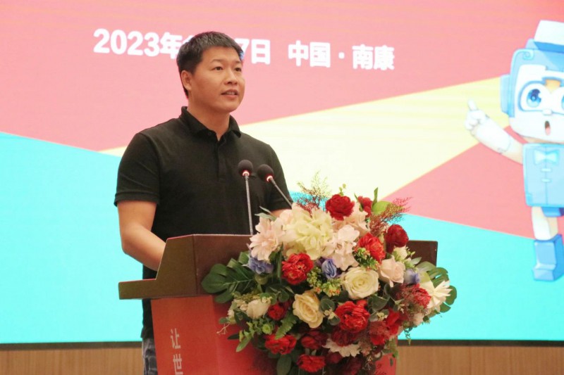 區(qū)家具協(xié)會會長羅海龍