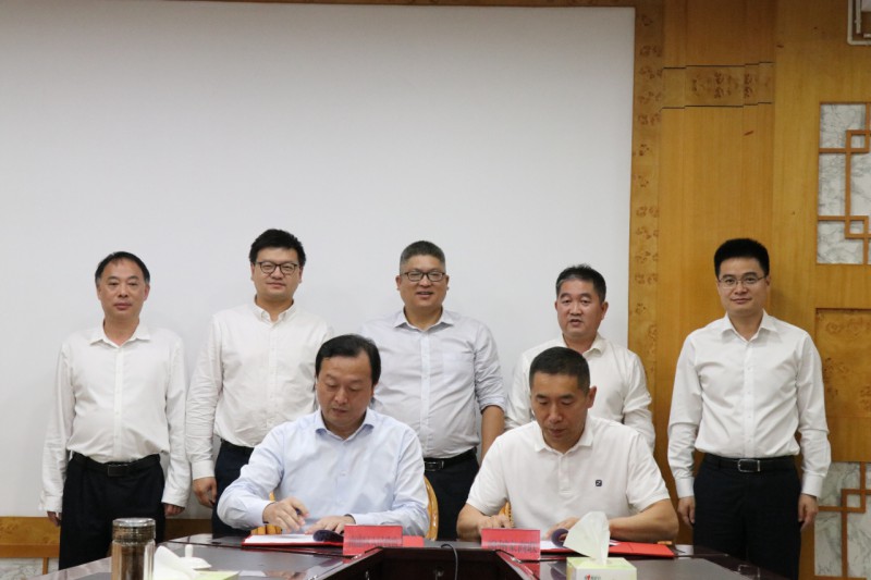 區(qū)委副書記、區(qū)長李贛興代表南康區(qū)政府與贛州家商聯(lián)集采供應(yīng)鏈有限公司郭新文