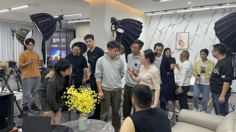 熱銷近千萬！羅永浩&ldquo;交個朋友直播間&rdquo;為南康家具代言