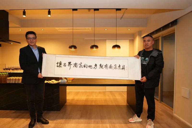 南康區家具協會常務副會長廖忠喧，秘書長楊劍為株式會社Saya Japan執行董事楊華和有限會社アイディーエル負責人石橋先生送上南康家具特色禮品