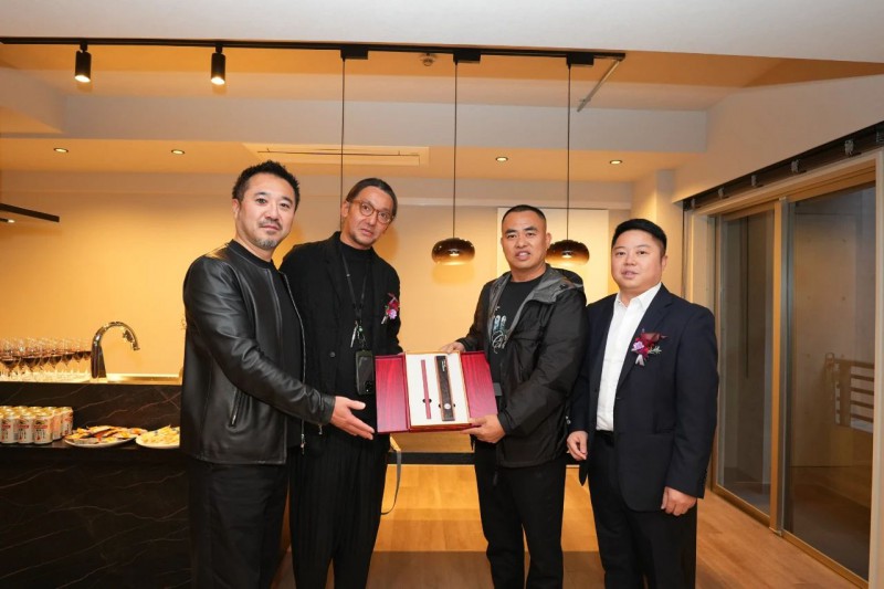 南康區家具協會常務副會長廖忠喧，秘書長楊劍為株式會社Saya Japan執行董事楊華和有限會社アイディーエル負責人石橋先生送上南康家具特色禮品2