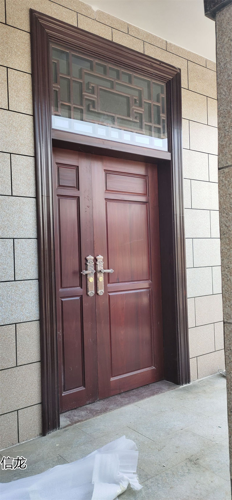 信龍紅木門