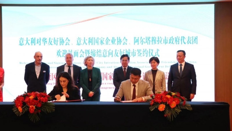 南康區家具協會會長羅海龍代表南康區家具協會與意大利國家企業協會總經理路易莎&middot;迪安杰羅簽訂了&ldquo;戰略合作協議書&rdquo;