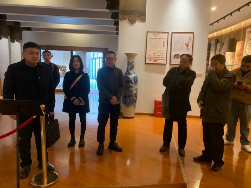 會前，調(diào)研組一行來到家居小鎮(zhèn)（會展中心、博覽中心）進(jìn)行實地考察2