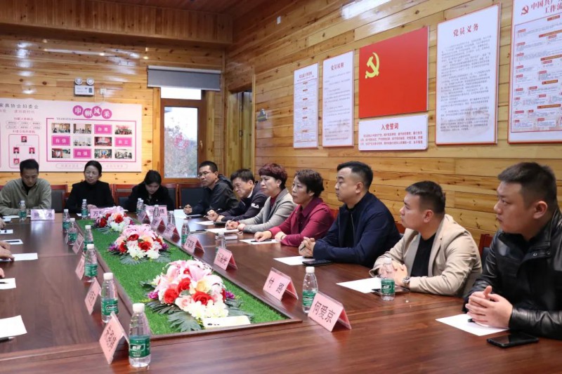 雙方就百城千店項(xiàng)目、供應(yīng)鏈展等方面展開交流1