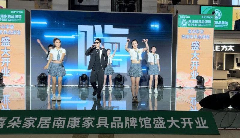 人氣歌手嚴少辰登臺助陣,將開業儀式的氛圍推向高潮