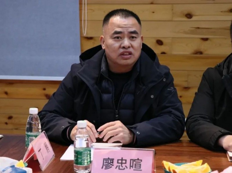 區(qū)家具協(xié)會(huì)常務(wù)副會(huì)長(zhǎng)、軟體家具專業(yè)委員會(huì)主任廖忠喧