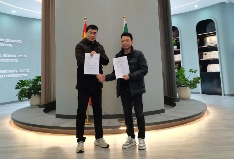 會(huì)后，南康區(qū)家具協(xié)會(huì)與參編企業(yè)江一皮革簽訂了戰(zhàn)略合作協(xié)議