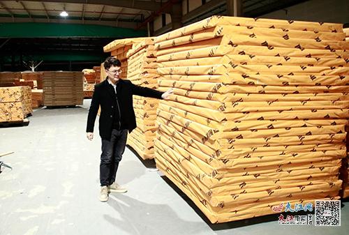 邱瑞聯在查看倉庫產品