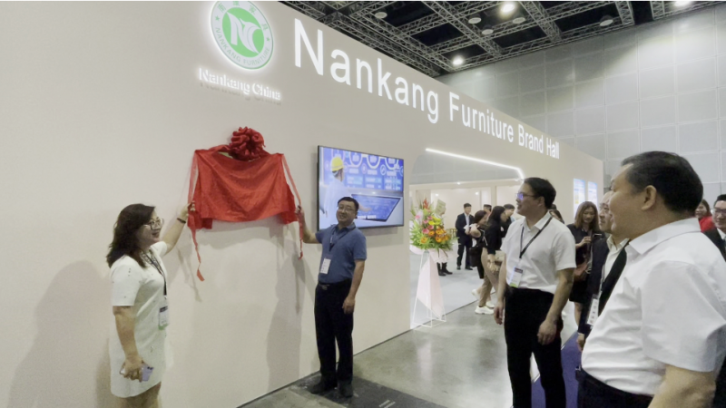 市委常委、副市長何琦與馬來西亞亞洲商聯(lián)服務(wù)中心董事經(jīng)理陳安莉為贛州南康家具(馬來西亞)國際合作中心揭牌