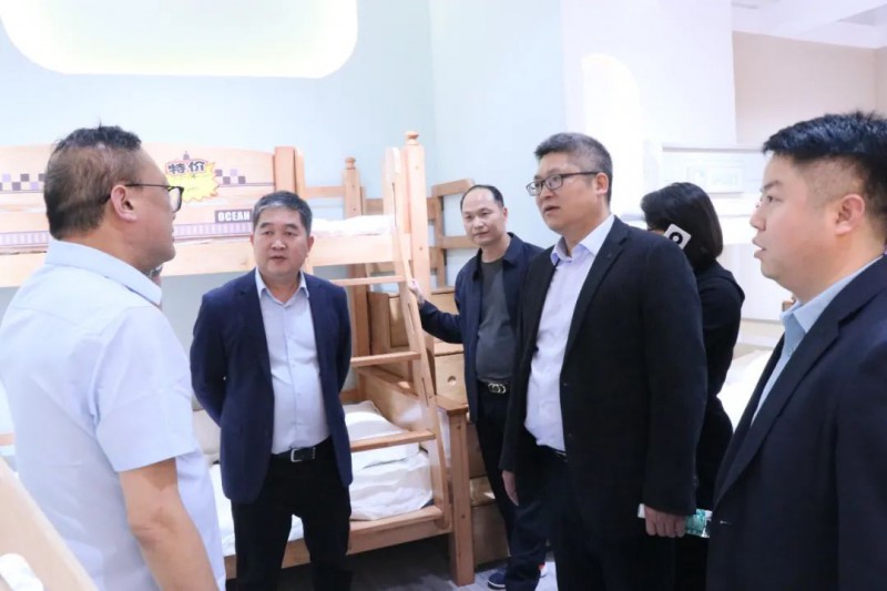 區(qū)委常委、常務(wù)副區(qū)長(zhǎng)李成勝率隊(duì)參觀走訪了南康家具參展企業(yè)