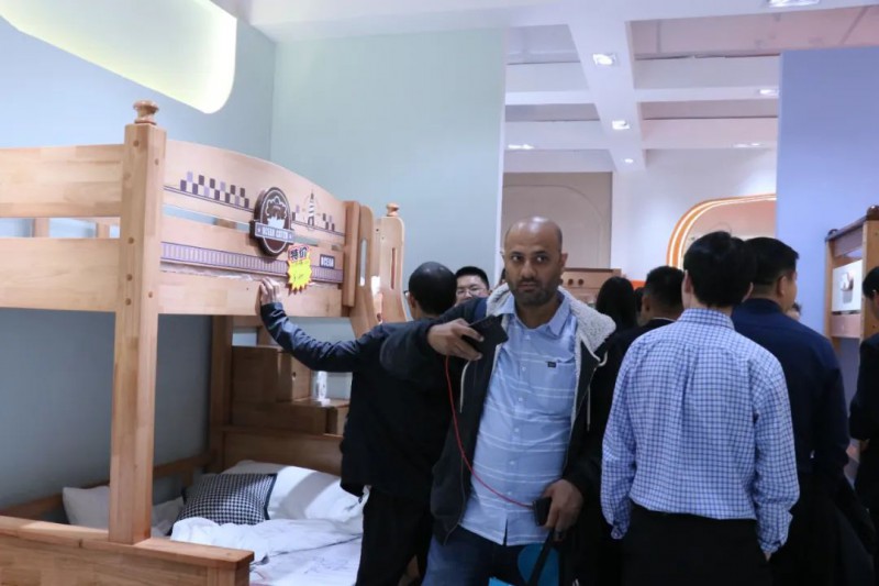 南康家具參展軍團(tuán)狂攬訂單1