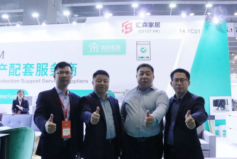 南康家具展區(qū)內(nèi),醒目亮眼的“南康家具”品牌logo和“讓世界有家的地方就有南康家具”的口號(hào)隨處可見(jiàn)