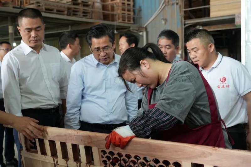 何善錦調研家具企業&ldquo;油改水&rdquo;工作2